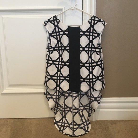 🆕 Low-High Minimalistic Patterned Top - Picture 1 of 5